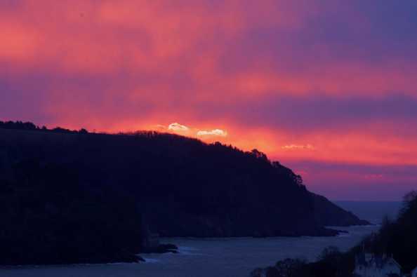 13 February 2021 - 07-28-46
This magnificent sunrise lasted all of 3 minutes. Ten minutes earlier there was a faint hint that things could become good.
Two minutes after this display it was gone. Completely
-----------------------
Red sunrise, Dartmouth, Devon